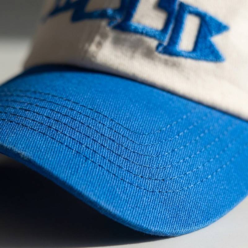 Macro of the five-row brim topstitching